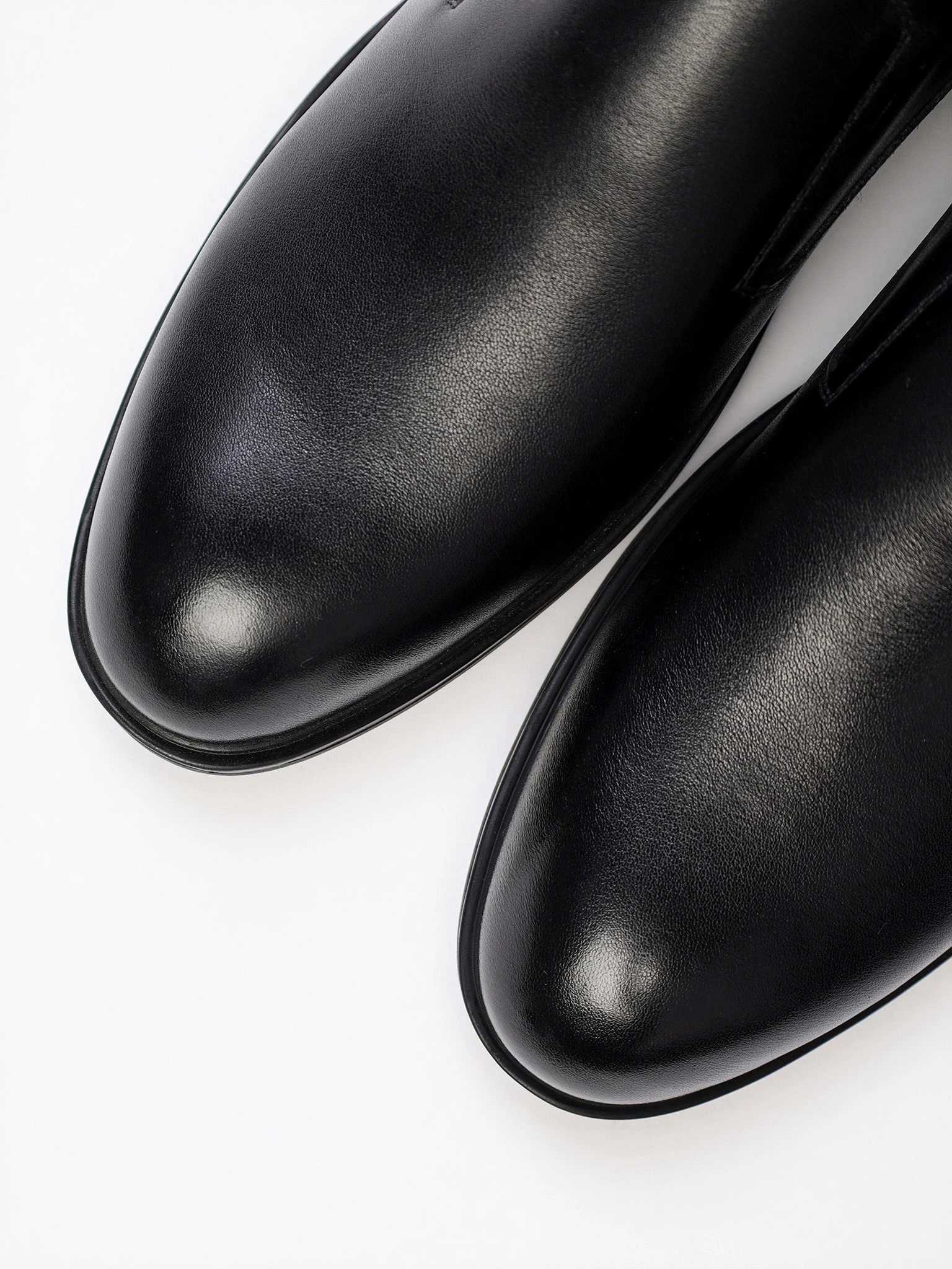 Туфли черного цвета с эластичными вставками на низком каблуке